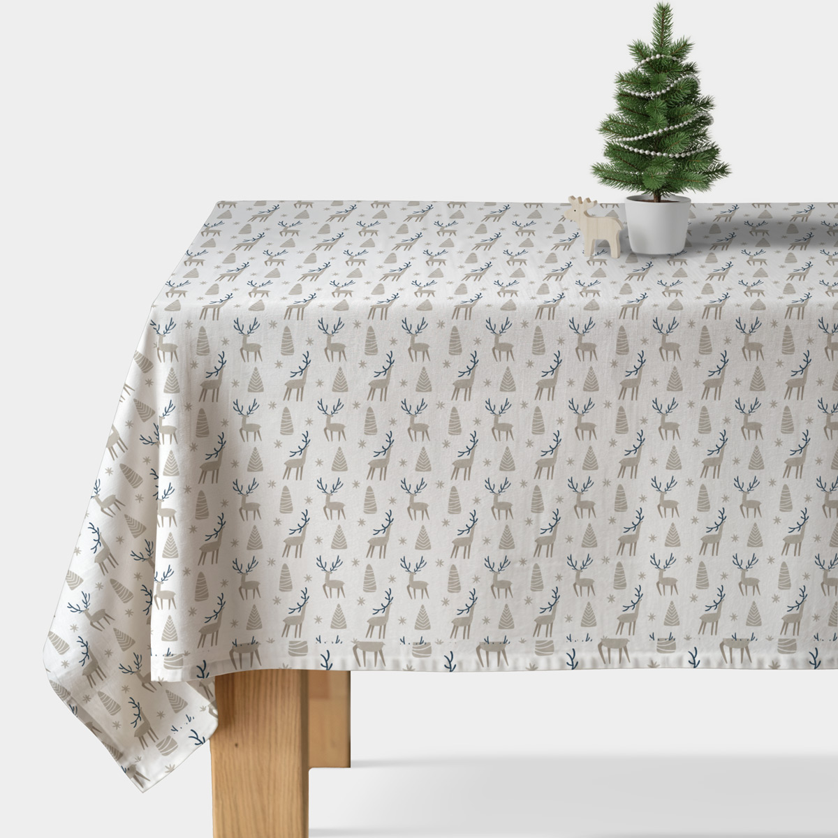 jasny obrus świąteczny z beżowym wzorem reniferów