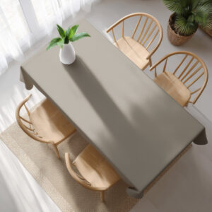 widok z góry na obrus w kolorze taupe ze świątecznym wzorem