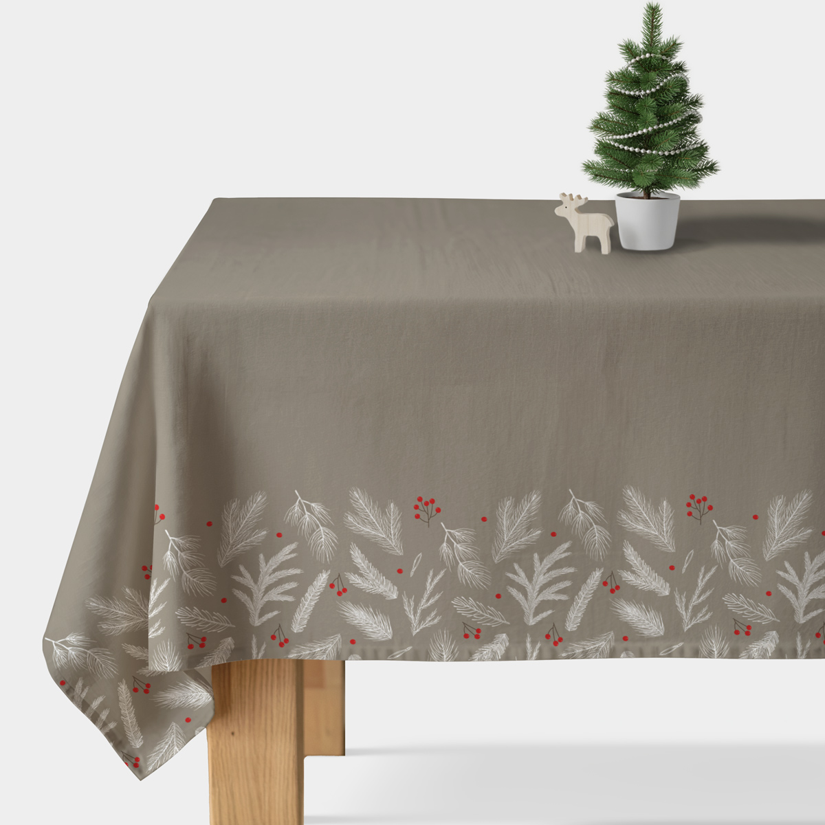 Obrus świąteczny na wymiar – taupe z motywem gałązek i czerwonych jagód