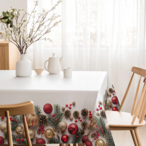 klasyczny obrus świąteczny z bombkami, szyszkami i zielonymi gałązkami