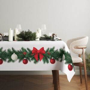 biały obrus z motywem świątecznym bombek i gałązek