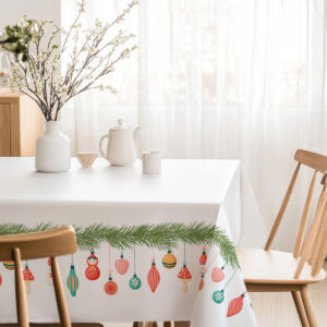 biały obrus świąteczny z ilustracją świerku i dekoracji