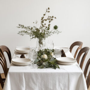 elegancki obrus bożonarodzeniowy z bombkami i gałązkami