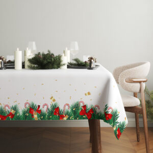 obrus na Boże Narodzenie z zielonym motywem świerku i czerwonymi dekoracjami