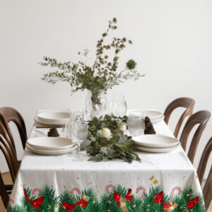 elegancki biały obrus świąteczny w bożonarodzeniowe wzory na stole w jadalni