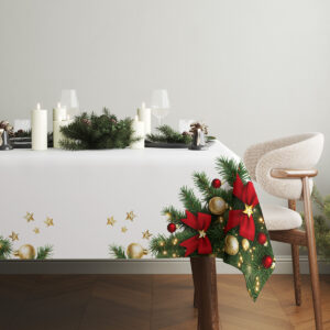 dekoracyjny obrus bożonarodzeniowy z gałązkami świerku i złotymi bombkami