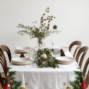 obrus świąteczny z klasycznym wzorem świerkowym i złotymi gwiazdkami