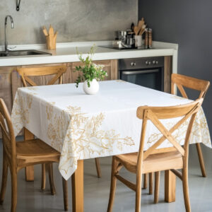 klasyczny biały obrus ze złotymi liśćmi i świątecznymi gałązkami