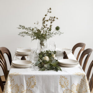 świąteczny obrus w bieli i złocie z subtelnym roślinnym ornamentem