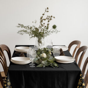 czarny obrus bożonarodzeniowy z dekoracyjnymi śnieżynkami