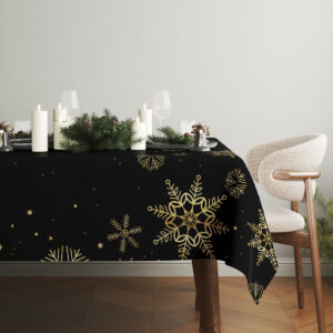 czarny obrus świąteczny z złotymi śnieżynkami – ujęcie z dekoracją choinkową