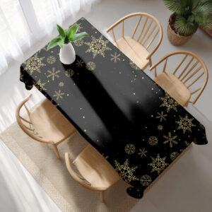 widok z góry na czarny obrus bożonarodzeniowy ze złotymi płatkami śniegu