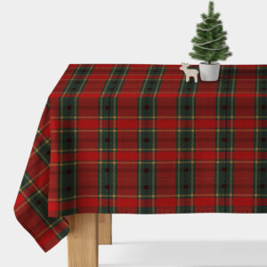 obrus świąteczny w czerwoną szkocką kratę na elegancko nakrytym stole