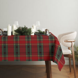 klasyczny bożonarodzeniowy obrus w czerwoną kratę na prostokątnym stole