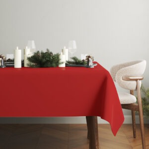 czerwony obrus w świątecznej aranżacji z zastawą