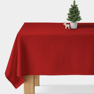gładki czerwony obrus świąteczny na stole