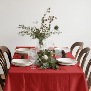 aranżacja stołu z gładkim czerwonym obrusem i dekoracjami