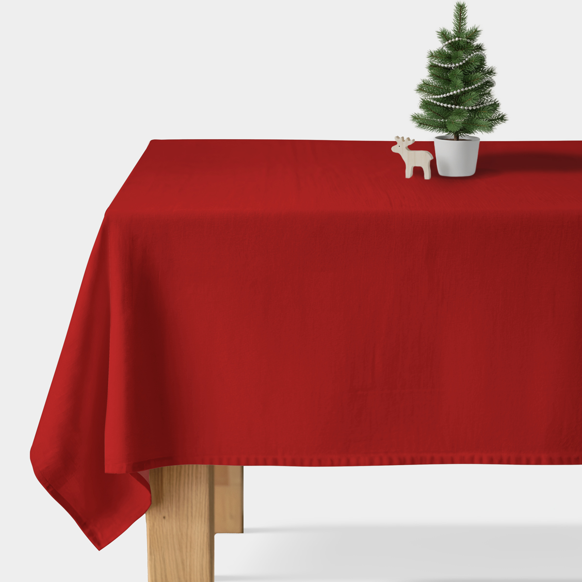 gładki czerwony obrus świąteczny na stole