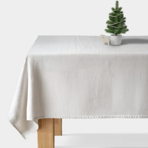biały obrus na wymiar na elegancko nakrytym stole