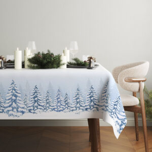 błękitny obrus z zimowym wzorem lasu