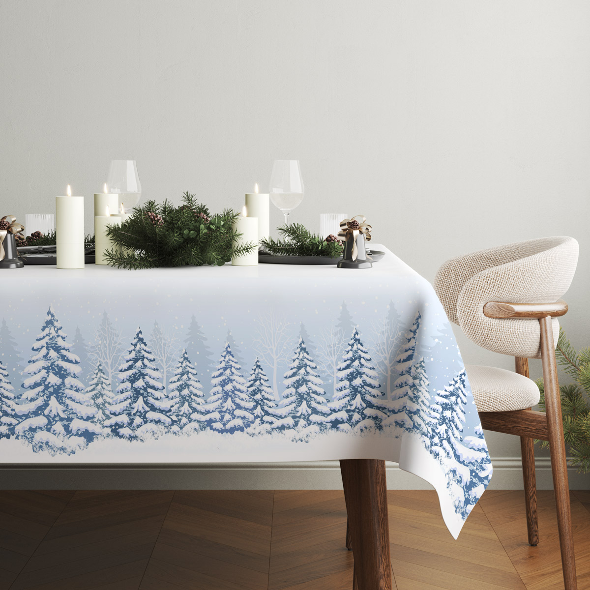 błękitny obrus z zimowym wzorem lasu