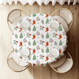 biały obrus świąteczny na wymiar z choinkami i zimowymi kubkami