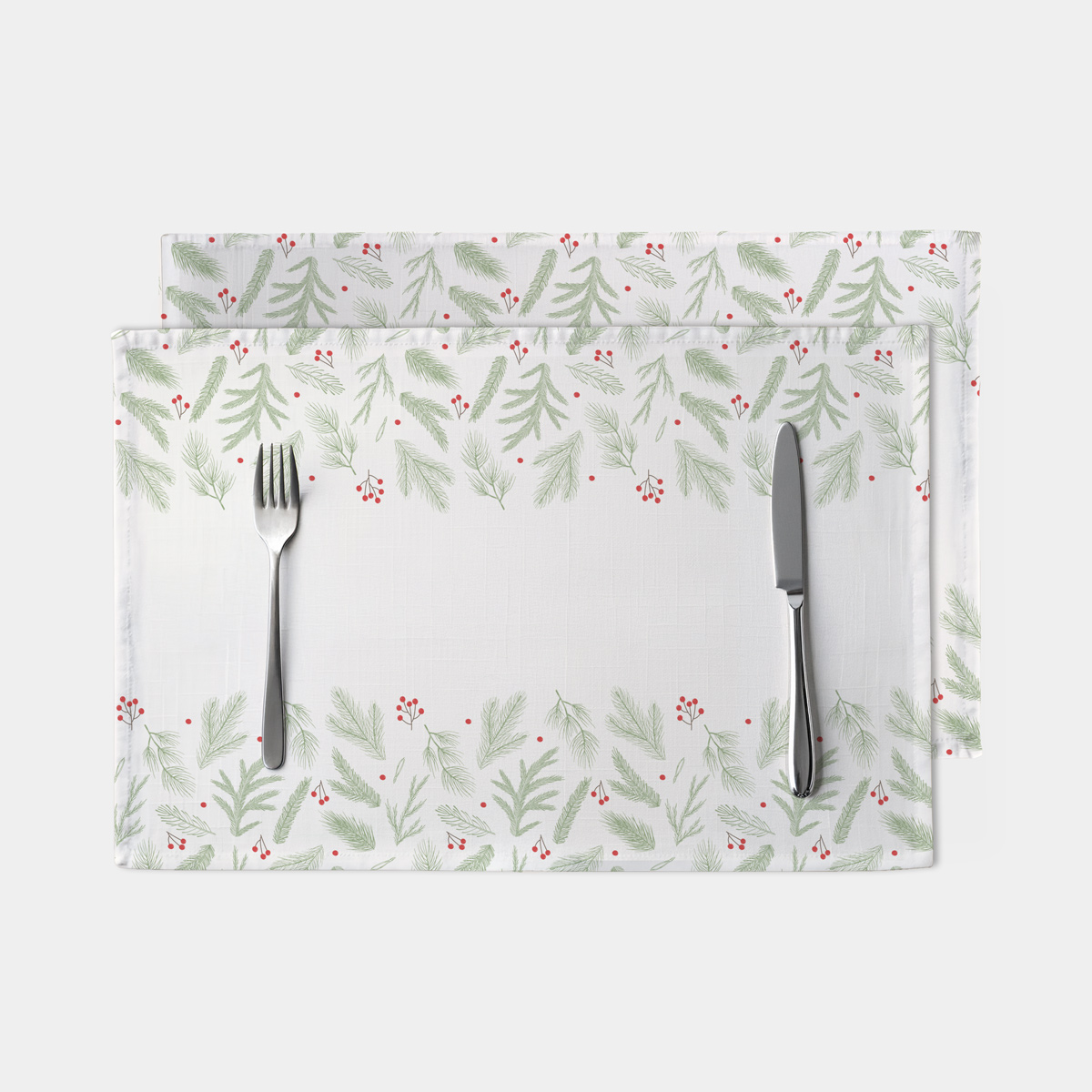 biała podkładka stołowa z gałązkami i czerwonymi jagodami