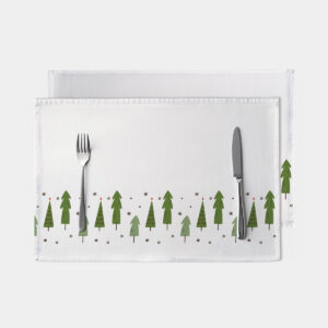 biała podkładka świąteczna z zielonymi choinkami
