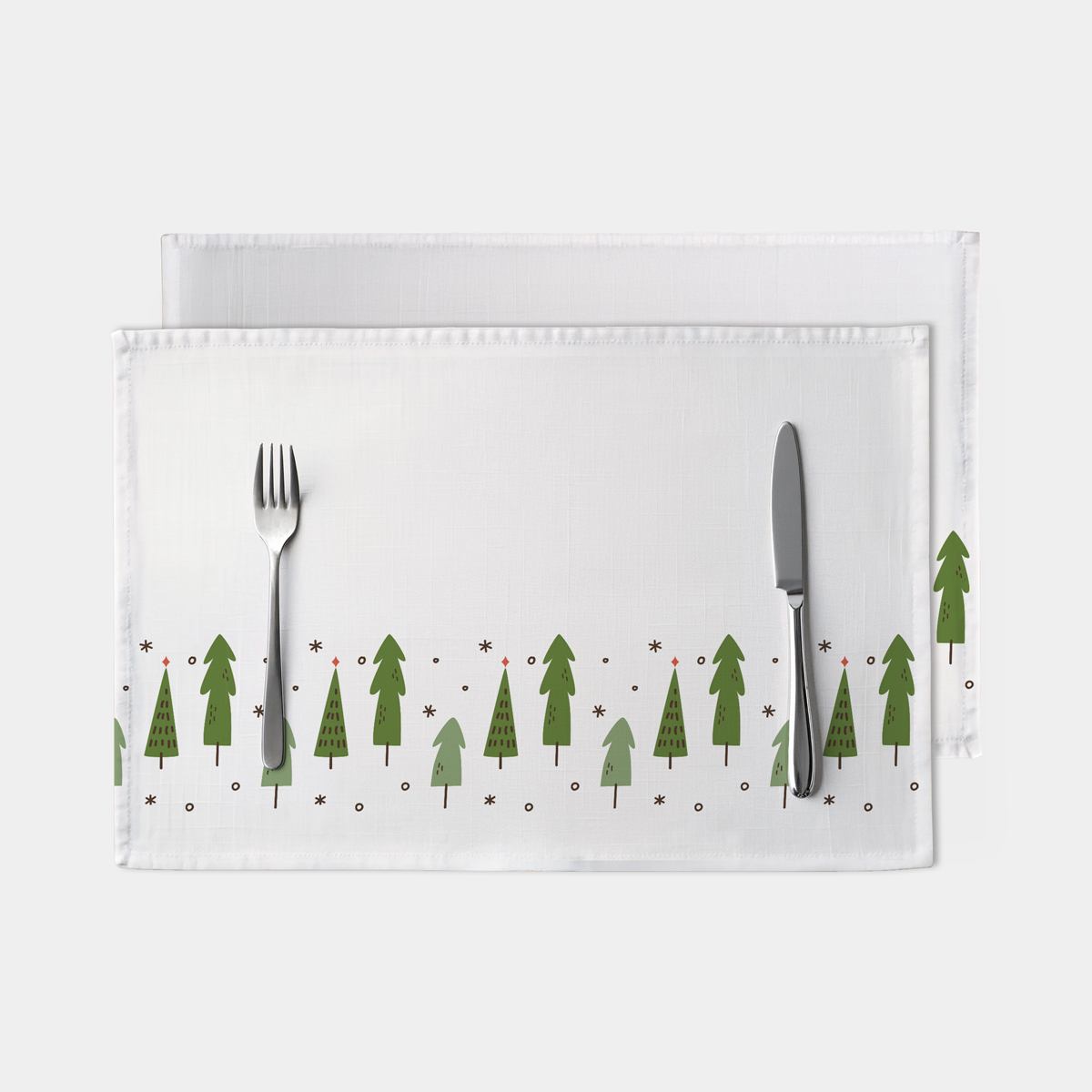 biała podkładka świąteczna z zielonymi choinkami