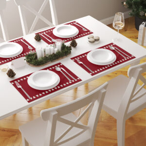 komplet podkładek w czerwieni na stole w jadalni