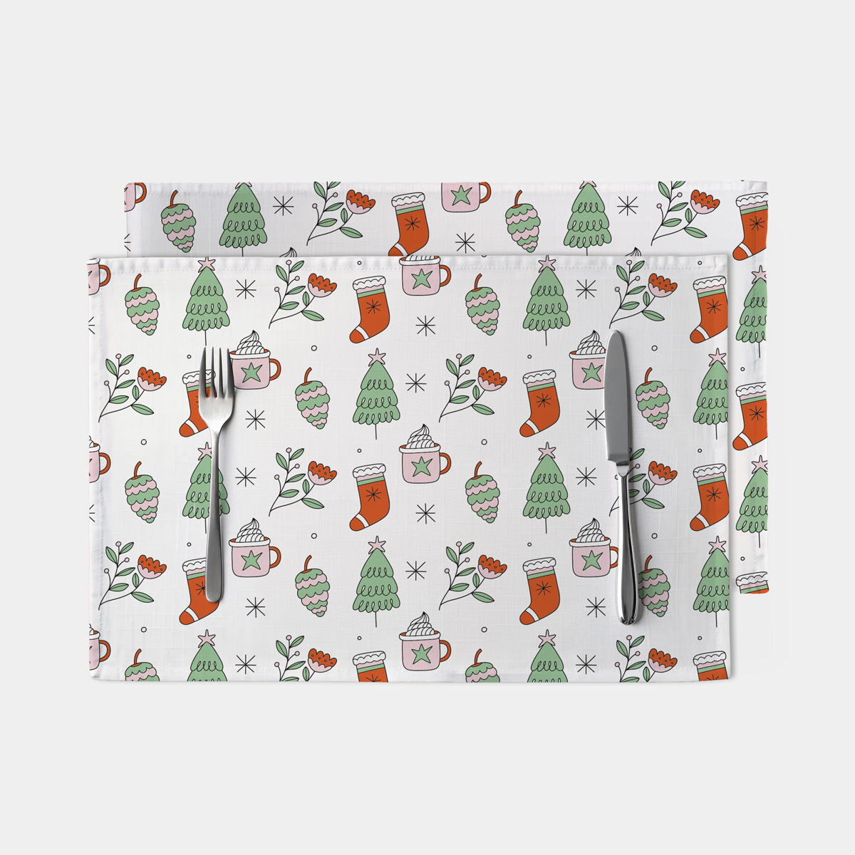 biała podkładka zimowa z choinkami i kubkami