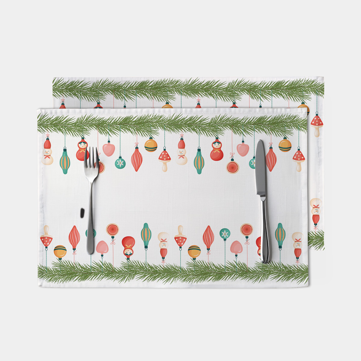 biała podkładka świąteczna z kolorowymi bombkami