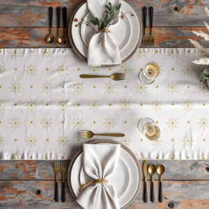 aranżacja stołu z białym świątecznym bieżnikiem w złote gwiazdy