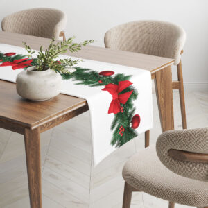 aranżacja stołu z bieżnikiem świątecznym z kokardami i bombkami