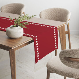 czerwony bieżnik świąteczny na stole z białym wzorem choinek