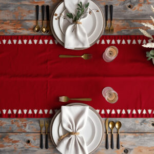 elegancki czerwony bieżnik świąteczny na rustykalnym stole