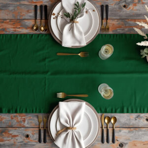 aranżacja stołu z zielonym gładkim bieżnikiem świątecznym