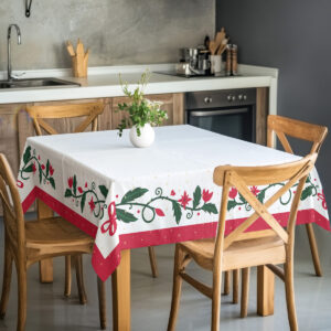biały obrus na święta z roślinną dekoracją