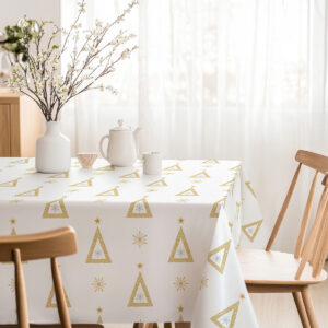 obrus na Boże Narodzenie z delikatnym złotym motywem choinek