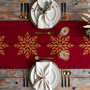 dekoracja stołu z bordowym bieżnikiem i złotymi śnieżynkami