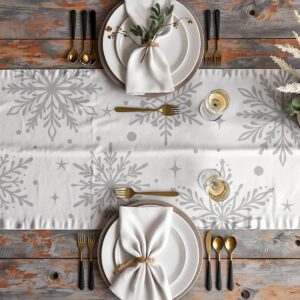 Zimowy bieżnik ze śnieżynkami w dekoracji stołu.