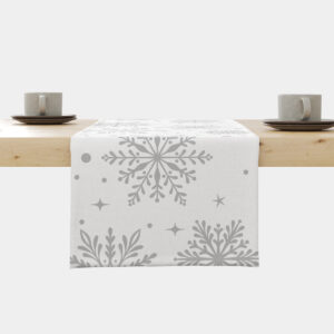 Bieżnik świąteczny biały z szarymi śnieżynkami na stole.