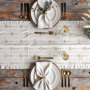 dekoracja stołu z białym bieżnikiem w złote ozdoby wiszące