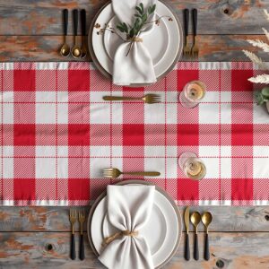 aranżacja wnętrza z bieżnikiem świątecznym w czerwonej kracie