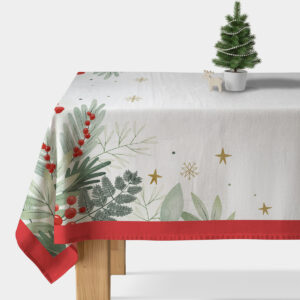 biały obrus świąteczny z zielonymi gałązkami i czerwonymi jagodami