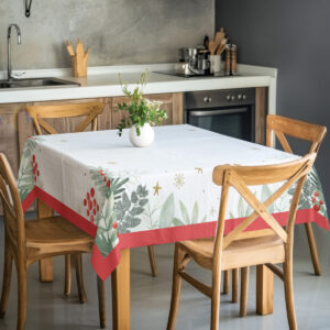 elegancki obrus bożonarodzeniowy w bieli z czerwonymi akcentami roślinnymi