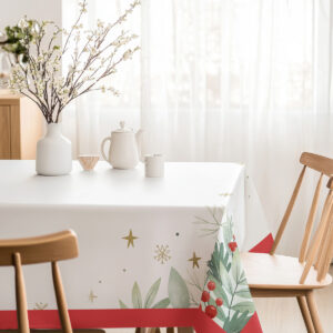 obrus na Święta z zielonymi liśćmi i czerwonymi owocami