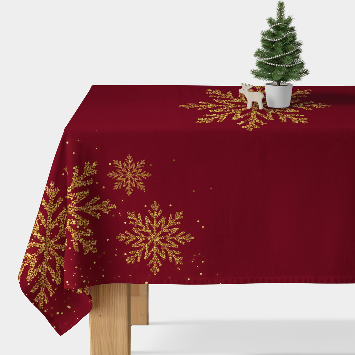 bordowy obrus świąteczny ze złotymi śnieżynkami