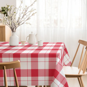 świąteczny obrus w czerwono-białej kolorystyce