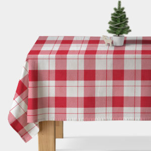 obrus świąteczny w czerwono-kremową kratę na stole w eleganckiej jadalni